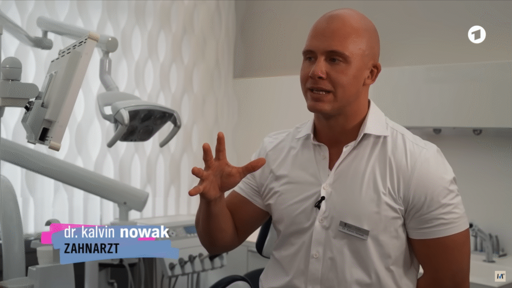 Zahnarzt und Experte Dr. Kalvin Nowak klärt in der ARD-Reportage über die Risiken und Kosten von Zahnbehandlungen im Ausland auf.