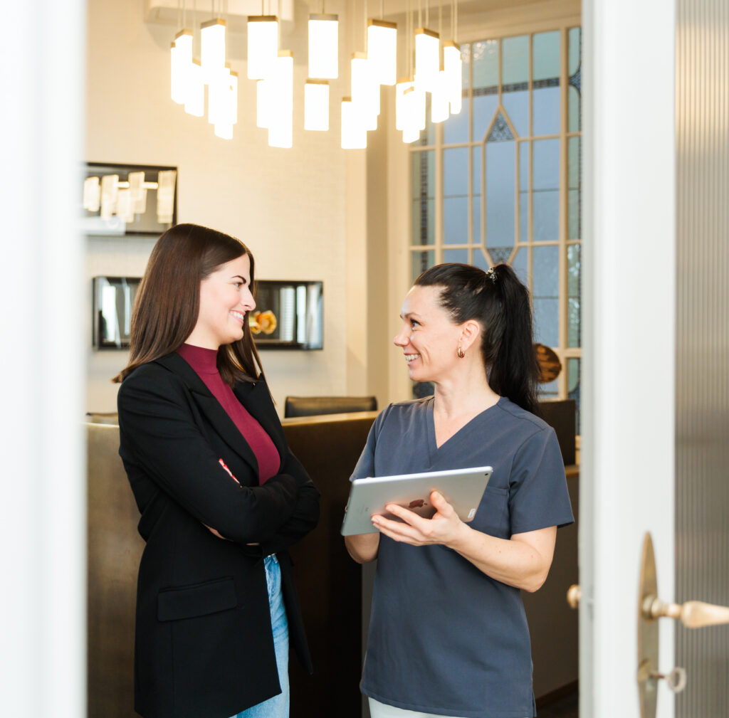 Buchen Sie jetzt einen Termin zur Prophylaxe-Behandlung in Charlottenburg. Das Team von DentalFirst freut sich auf Sie!