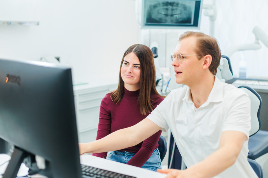 Dr. Nowak informiert eine Patientin in Berlin über die Versorgung mit Implantaten.