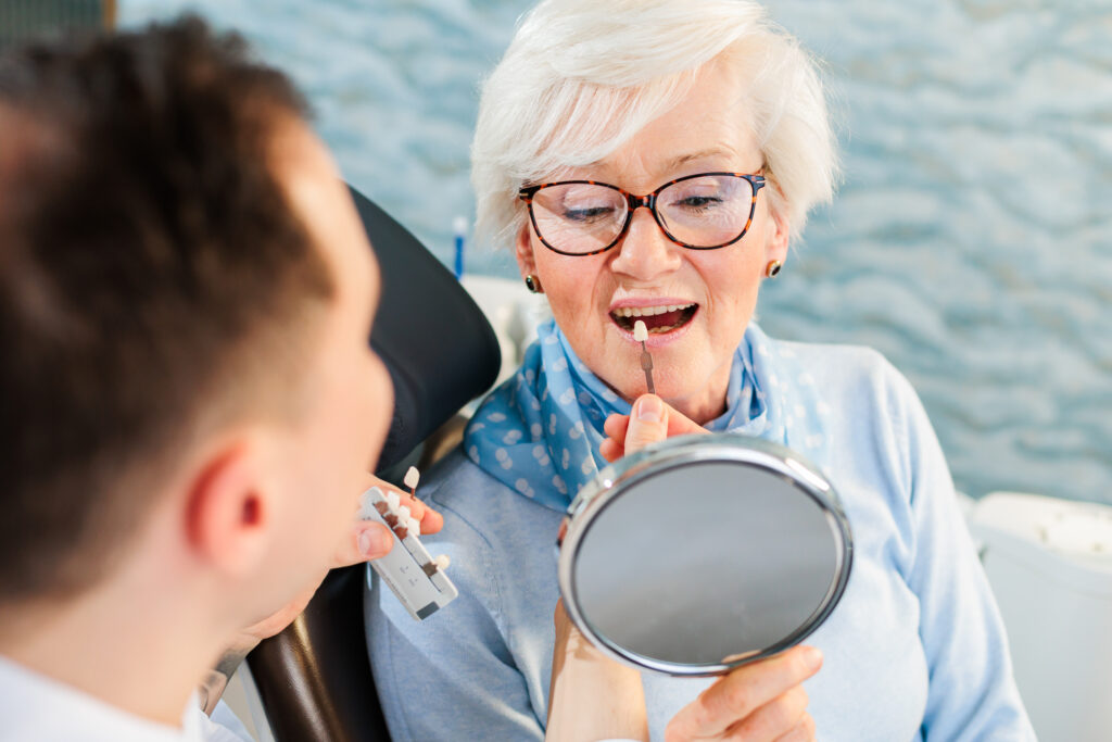 Wer von weißen Zähnen, mehr Ausstrahlung und einem strahlenden Lächeln träumt, wünscht ein Ergebnis, das im Alltag beeindruckt und zugleich glaubwürdig wirkt.