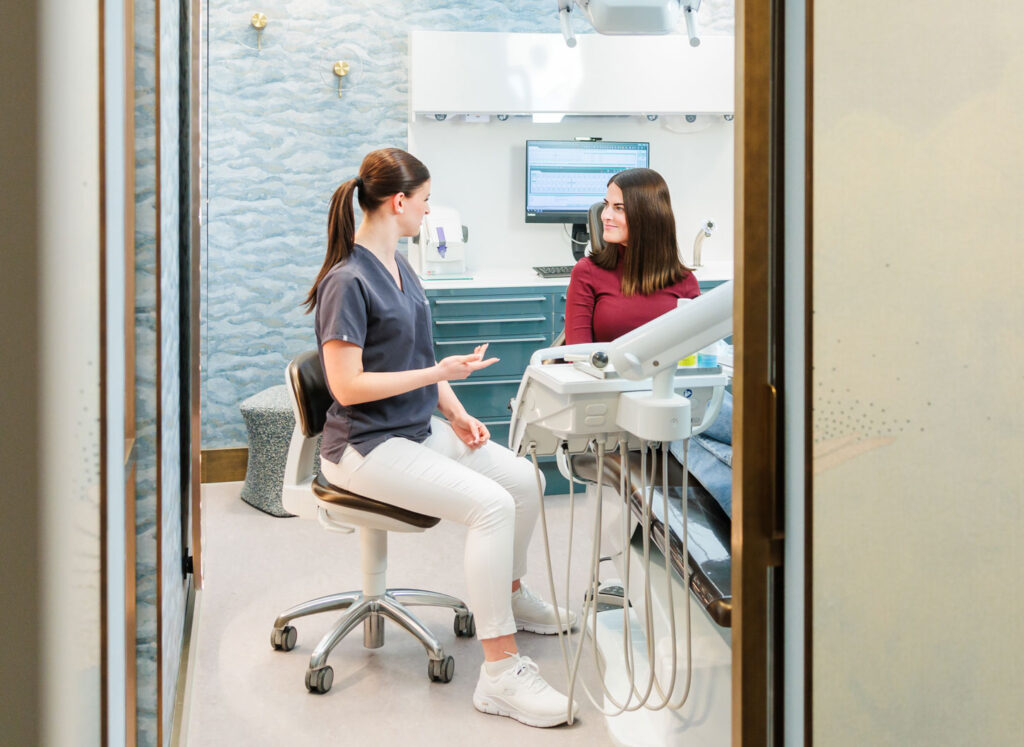 Buchen Sie jetzt einen Termin zur zahnmedizinische Prophylaxe in Westend. Das Team von DentalFirst freut sich auf Sie!