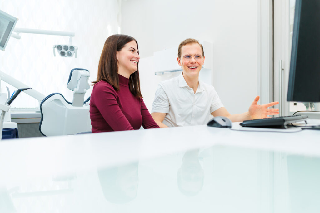 Mit Wurzelbehandlungen können wir natürliche Zähne wenn möglich erhalten und entzündete Zahnwurzeln gezielt behandeln.