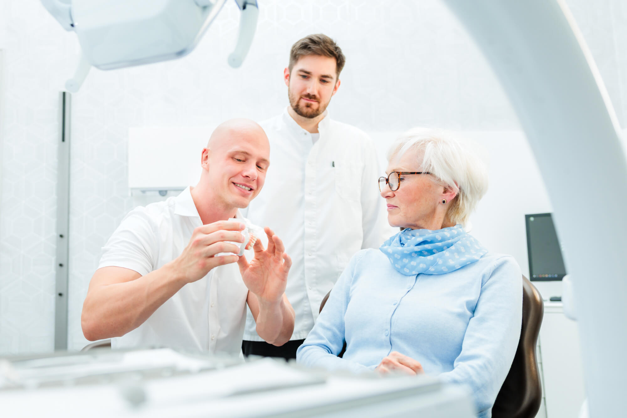 DentalFirst bietet Zahnimplantate und Zahnersatz aus eigenem Labor an, von der Einzelversorgung bis zu komplexeren Brückenlösungen, ästhetischen Totalprothesen und hochwertigem Kombizahnersatz.