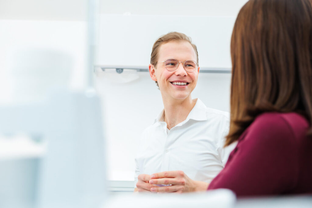 Dr. Nowak berät Patienten in Berlin persönlich zur professionellen Zahnreinigung mit Betäubung.