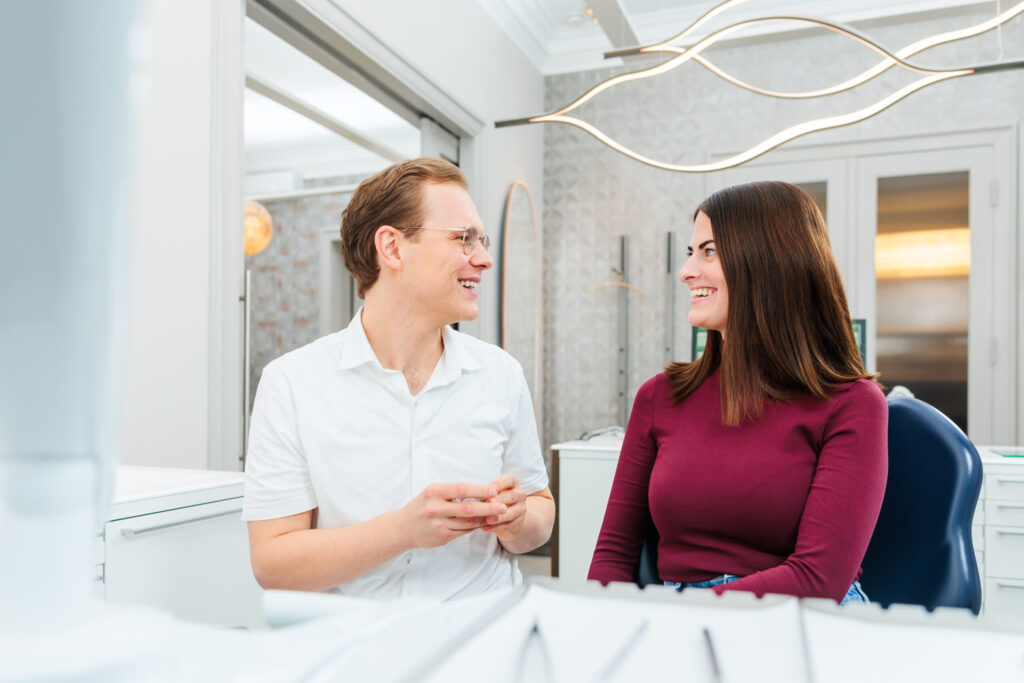 Dr. Nowak berät Patienten in Berlin persönlich und klärt sie individuell über geeignete Behandlungsmöglichkeiten bei Zahnschmerzen beim Draufbeißen auf.