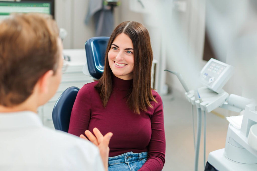Zahnarzt Dr. Nowak berät eine Patientin in Berlin Charlottenburg zu Veneers.